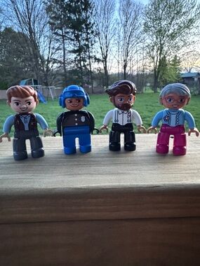 Lot of 4 LEGO DUPLO BRICK FIGURES Grandma  Policeman Owen Grady Dad from Ville